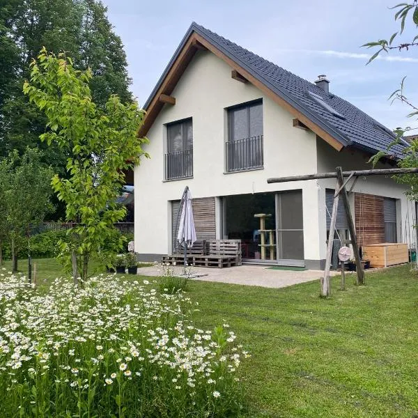Viesnīca River & Forest Escape, Private Garden Room near Ljubljana pilsētā Preddvor