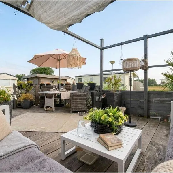 Neues Chalet MeerZeit aan Zee Nr 76 am Weltnaturerbe Wattenmeer mit eingezäunten Garten große Terrasse top Ausstattung, hotel sa Westerland