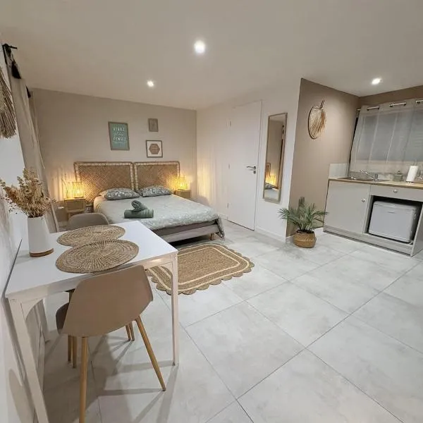 Studio indépendant a 20min des plages, hotel in Castelnau-de-Guers