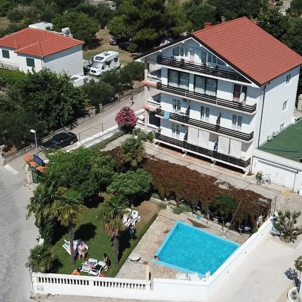 Apartments Božena، فندق في فوديس