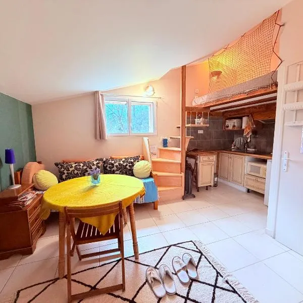 Studio Piscine en Drôme Provençale avec Repas Asiatique, Hotel in Taulignan