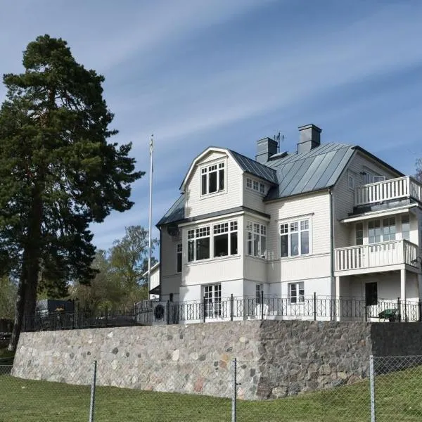 Sekelskiftesvilla med sjötomt, brygga & roddbåt, hotel a Kvicksund