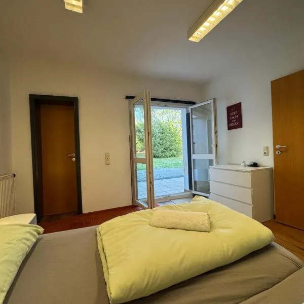 House with garden, 3 Rooms & private Garage in Cologne, מלון בקלן