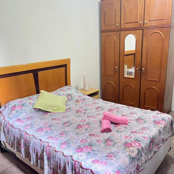 Loft para casal em prédio familiar 3,5km do centro histórico