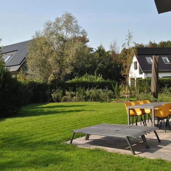 Great holiday home energy neutral on Texel with sauna and sun shower โรงแรมในWestermient
