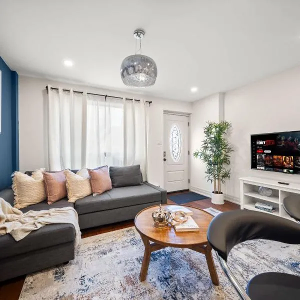 Modern Queen West Apt Free Parking Sleeps 6, Hotel in Toronto