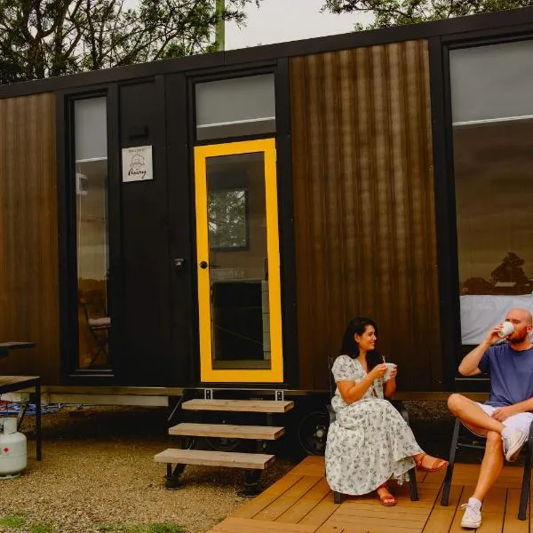 Sunset Tiny House at Bluebush Estate X by Tiny Away، فندق في روثبري