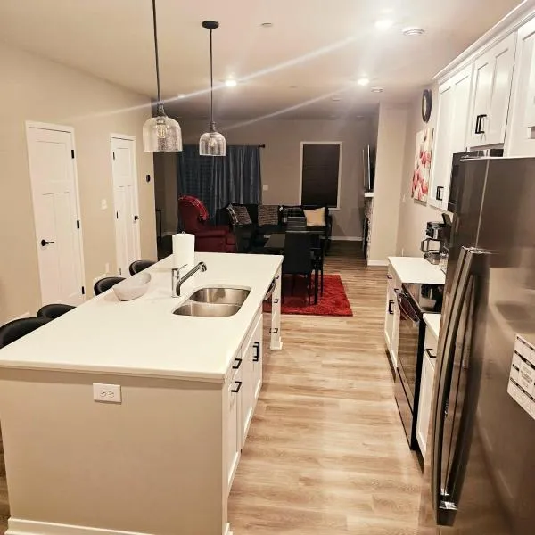 Contemporary 2BR, 2 and half BA Furnished Townhome Minutes from Mayo Clinic, hotel Rochesterben