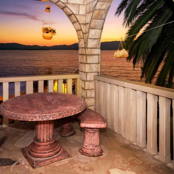 Grand Holiday Residence, hotel i Komarna