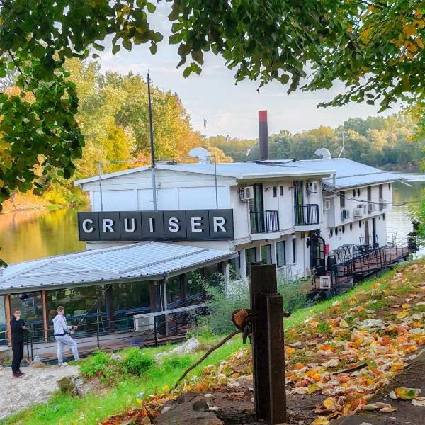 Restoran brod CRUISER: Köprü şehrinde bir otel