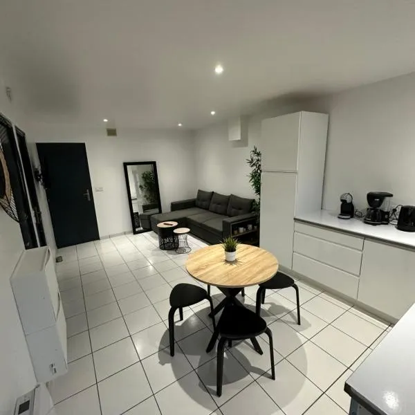 Logement cosy avec balcon、Pont-du-Châteauのホテル