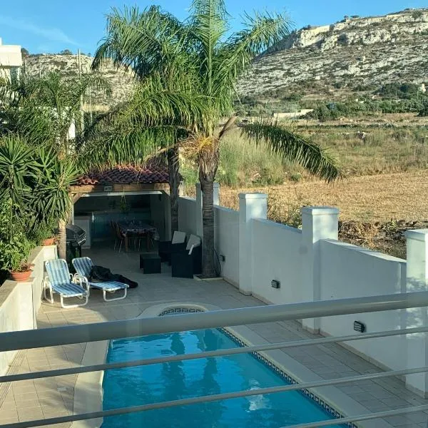 Apartment with POOL , close to the SEA and St JULIANS, hotel a Naxxar