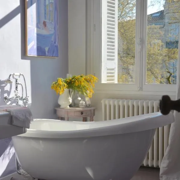 la maison, chambre d'hôtes de charme et atelier d'artiste, Libourne saint Emilion، فندق في ليبورن