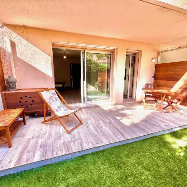 Sanary centre charmant studio 28m2 avec jardin parking privé, hotel a Sanary-sur-Mer