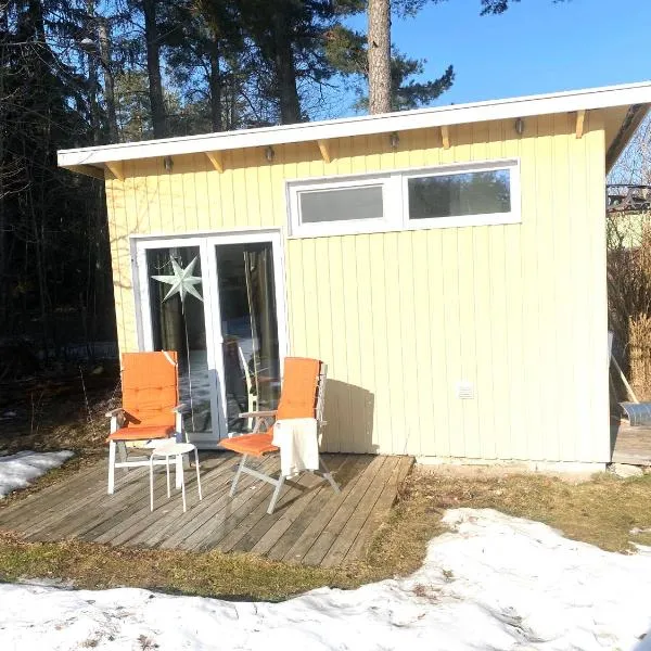 Cozy cottage close to nature and city, hotel u Stokholmu