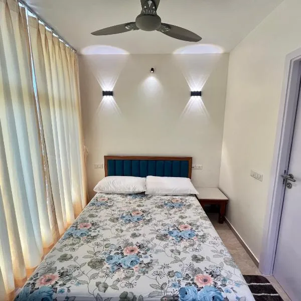 Waterfront LakeView AC Studio Apartment Hiranandani Estate Thane West, Hotel in Thane