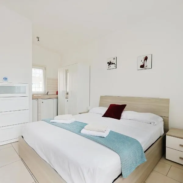 Azure Oasis with parking near the airport & beach, hótel í Focene