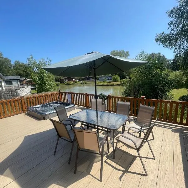 Luxury Lakeside Lodge L1 with hot tub situated at Tattershall Lakes Country Park, Hotel in Tattershall