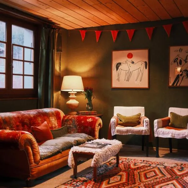The Fat Fox Lodge, Morzine، فندق في مونتريون