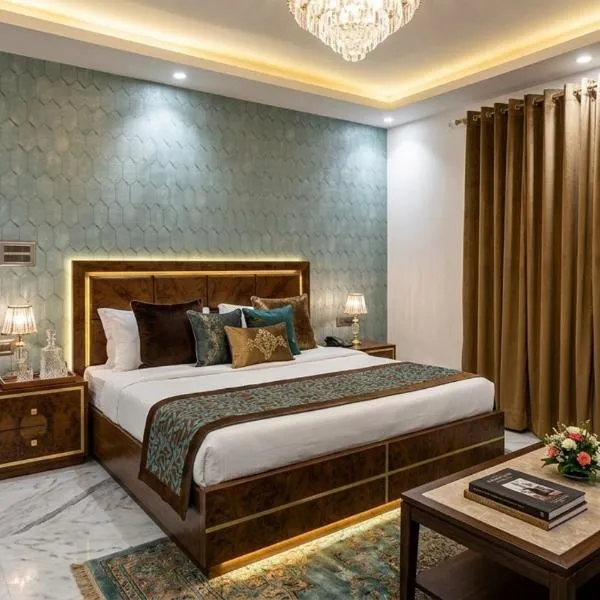 Hotel Ambience Plaza Near IGI Airport Delhi, hotel a Champawat