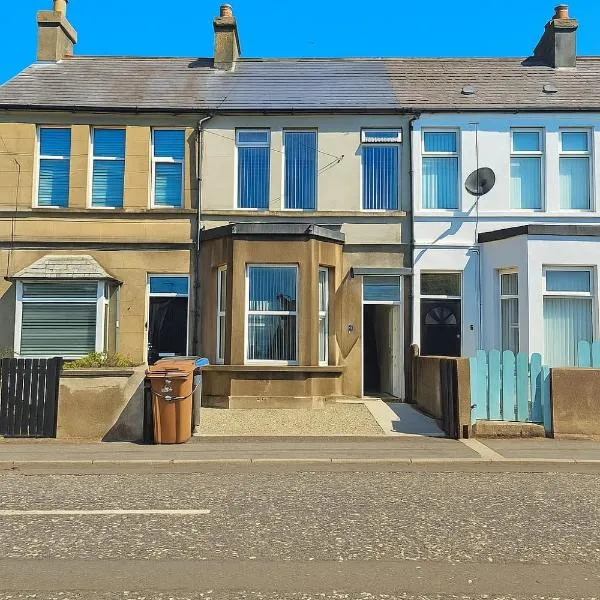 Spacious Home in Bangor Centre, 2 King Beds, 1 Single and Garage, Hotel in Bangor
