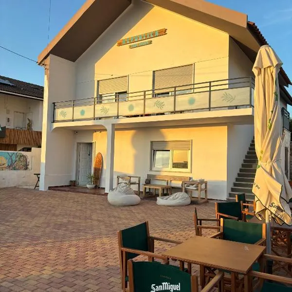 Hospedium República Surf House - Coxos Beach, Ericeira, отель в Эрисейре