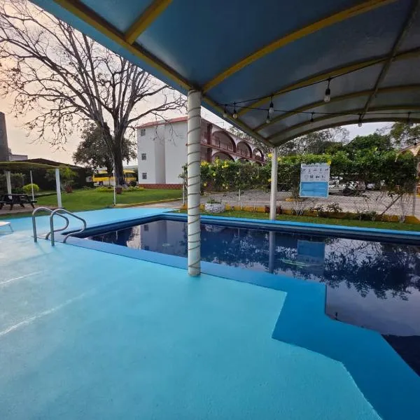 Hotel Los Cedros, hotel v mestu Martínez de La Torre