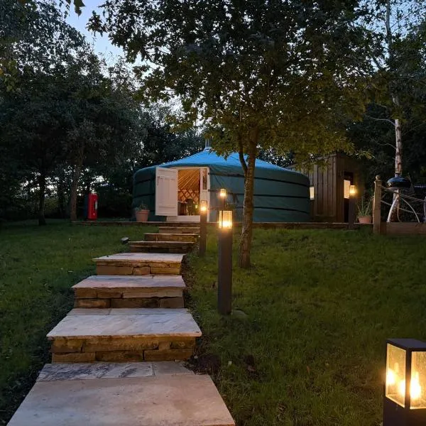 Yurt with Hot Tub near Hartington, Peak District, Hotel in Buxton