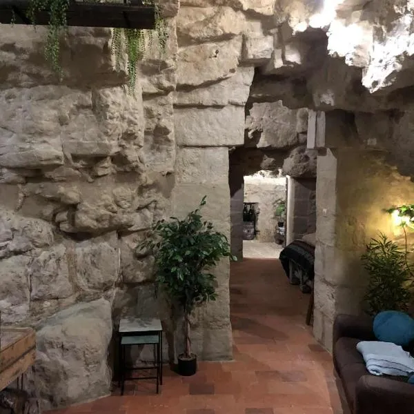 TROGLODYTE - La Grotte d'Auré, хотел в Le Puy-Notre-Dame