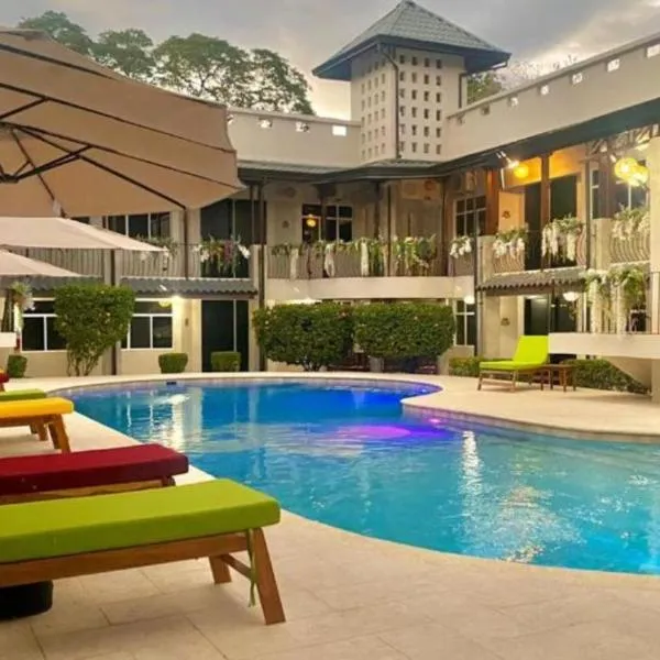 Parti Gras Hotel & Villas en Playa Potrero, hotell i Potrero