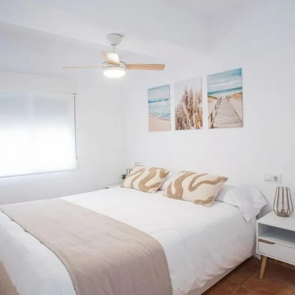 Beach Bajo con Terraza 1 Hab más sofá cama a 2 min Playa, viešbutis mieste Penjiskola