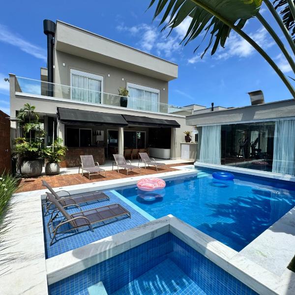 Casa de Luxo com Enxoval Completo, 4 Quartos, Área Gourmet, Piscina, Academia, Quadra Particular, Lago e Vista Privilegiada