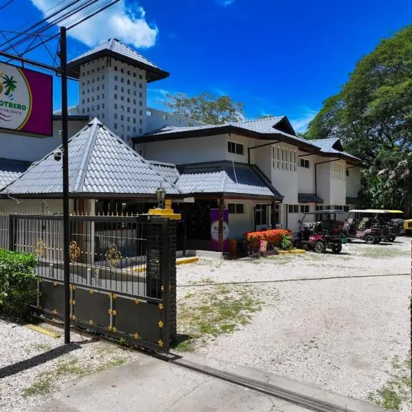 Parti Gras Hotel & Villas en Playa Potrero, hotel v mestu Potrero