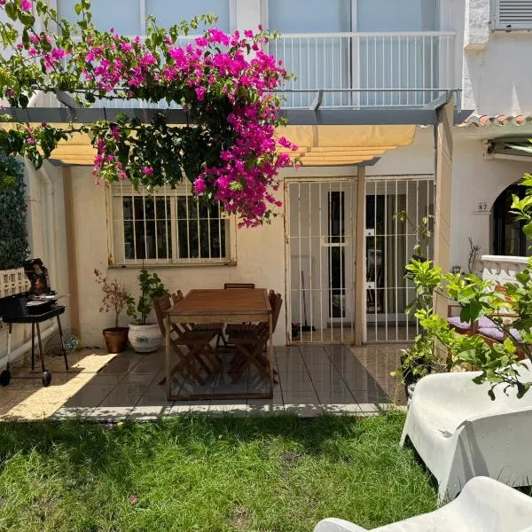 Playa Paraíso 86 Well-Equipped Townhouse for Comfortable Living, hotel i Manilva