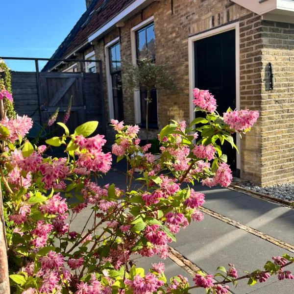 Authentiek vakantiehuisje nabij de Waddenzee, отель в городе Tzummarum