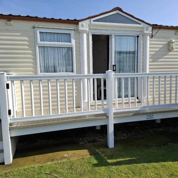 E17 Millfield 4 berth lead person must be over 30, hotel di Ingoldmells