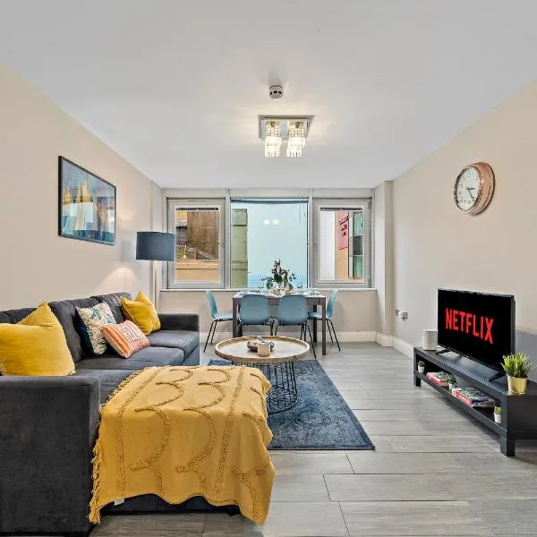 Brighton Beachfront Apartment with Ocean Views, Sleeps 6, Fast WiFi, 1 minute to Pier, hotel u gradu Brajton i Houv