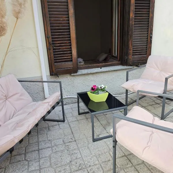 Daisy, Loggiadeifiori - cozy apartment in como, hotell Comos