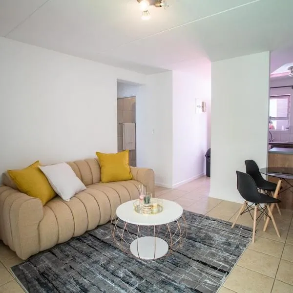 3-Min Beach Stay in Table View, hótel í Cape Town