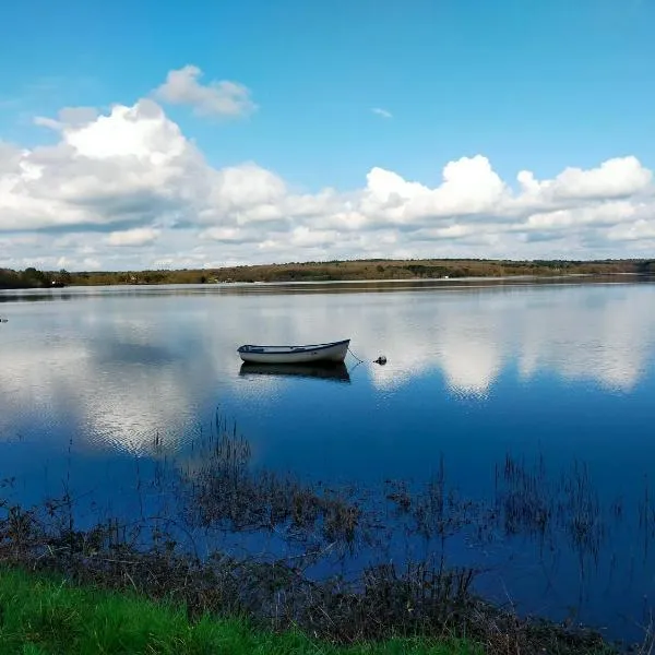 Au bord du lac Vioreau 44، فندق في Joué-sur-Erdre