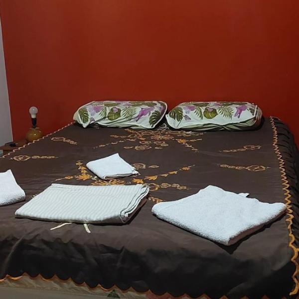Quarto individual com cama de casal