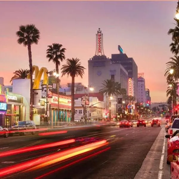 Glam 2BR Apt with Iconic View of Hollywood Sign, hotelli Los Angelesissa