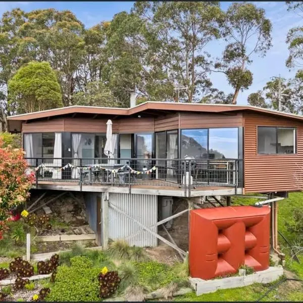 Cottage with forest & ocean views 5 min from Lorne, hotel v destinaci Lorne