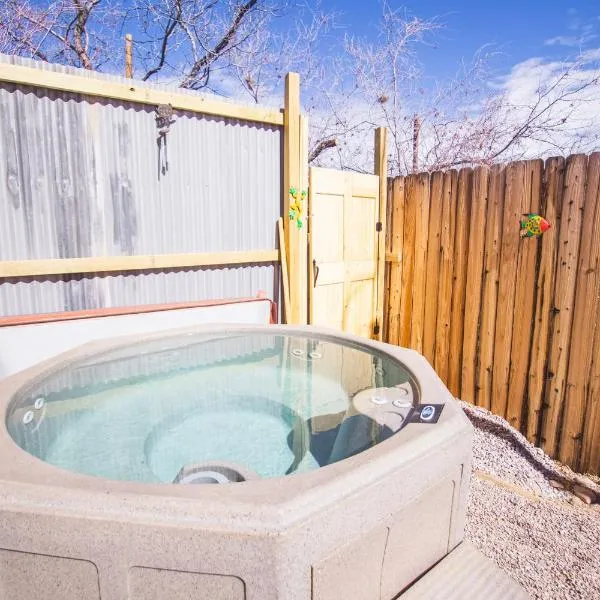 Rosy's Oracle with Private Hot Springs Tub, hotel a Truth or Consequences