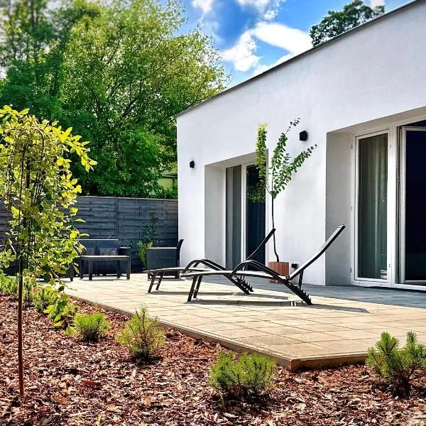 MODERN VILLA & PRIVATE GARDEN in Warsaw - Fully Renovated 2025, hotel i Warszawa
