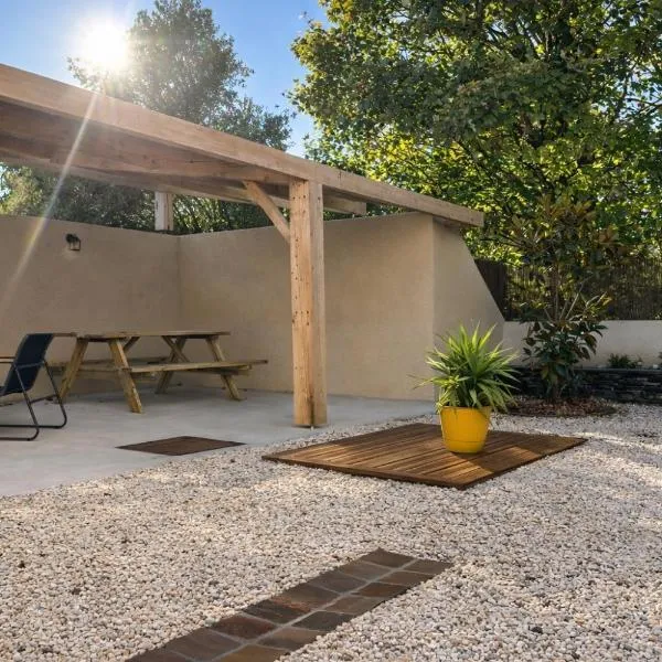 Maison cosy au cœur des vignobles Le Roujou, hotel sa Le Puy-Notre-Dame