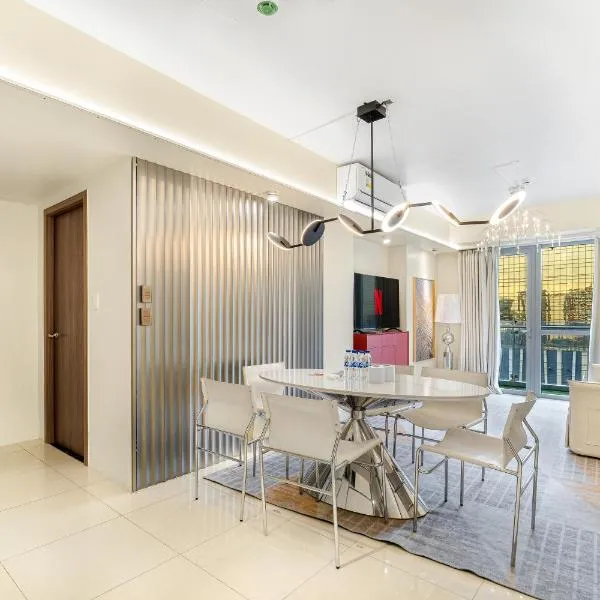 Spacious 2BR Family Suite with City View near Airport, City of Dreams, Solaire, PARQAL, Ayala Malls, and MOA, מלון במנילה