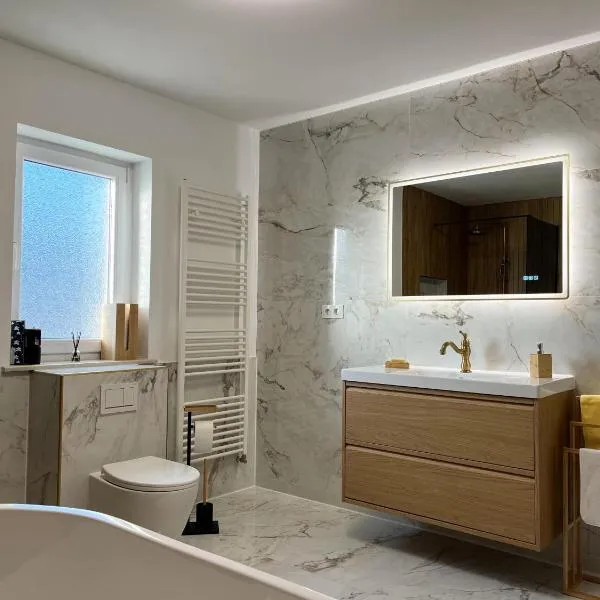 Filuma Suite with private terrace and balcony PANORAMIC GACKA VIEW, hotel v Otočacu