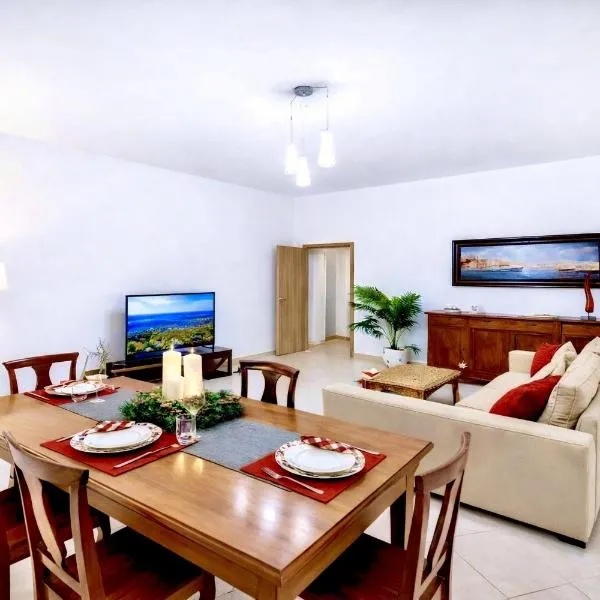 Spacious 130sqm Luxury Apartment 2 Bedrooms 2 Bathrooms 1 Full 1 Service Central Station Old Town, khách sạn ở Napoli