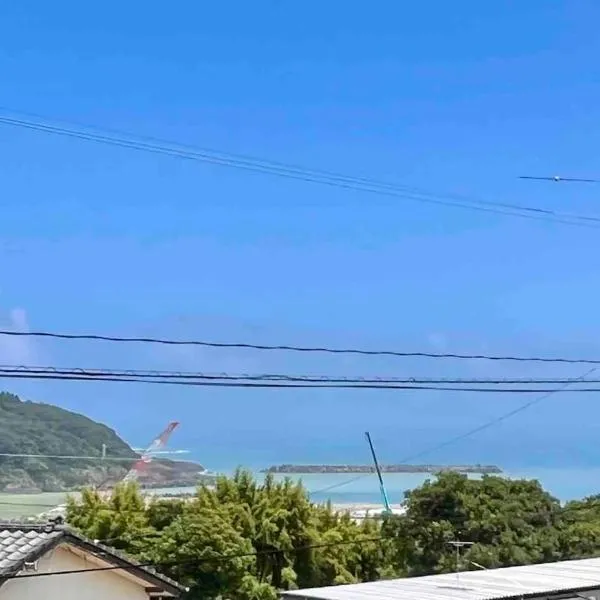 VOYAGE Beautiful sunrise ocean view BEDROOM whole house, 2 rooms on 2nd floor, tatami room on 1st floor, &private garage, hotel v destinácii Hyuga